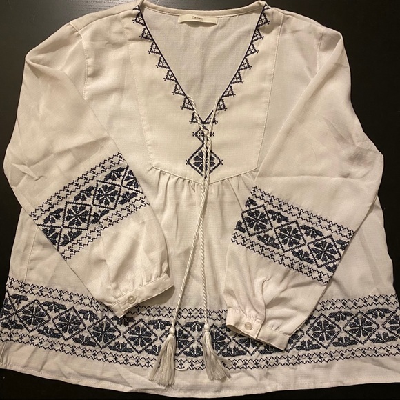 🍉White V-Neck Tassel Blouse - Picture 3 of 7